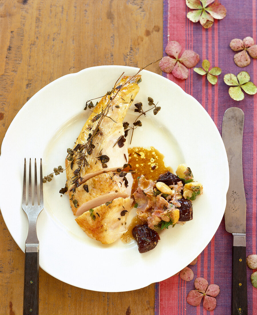 Landhuhn mit Pflaumenfarce im Kräutermantel