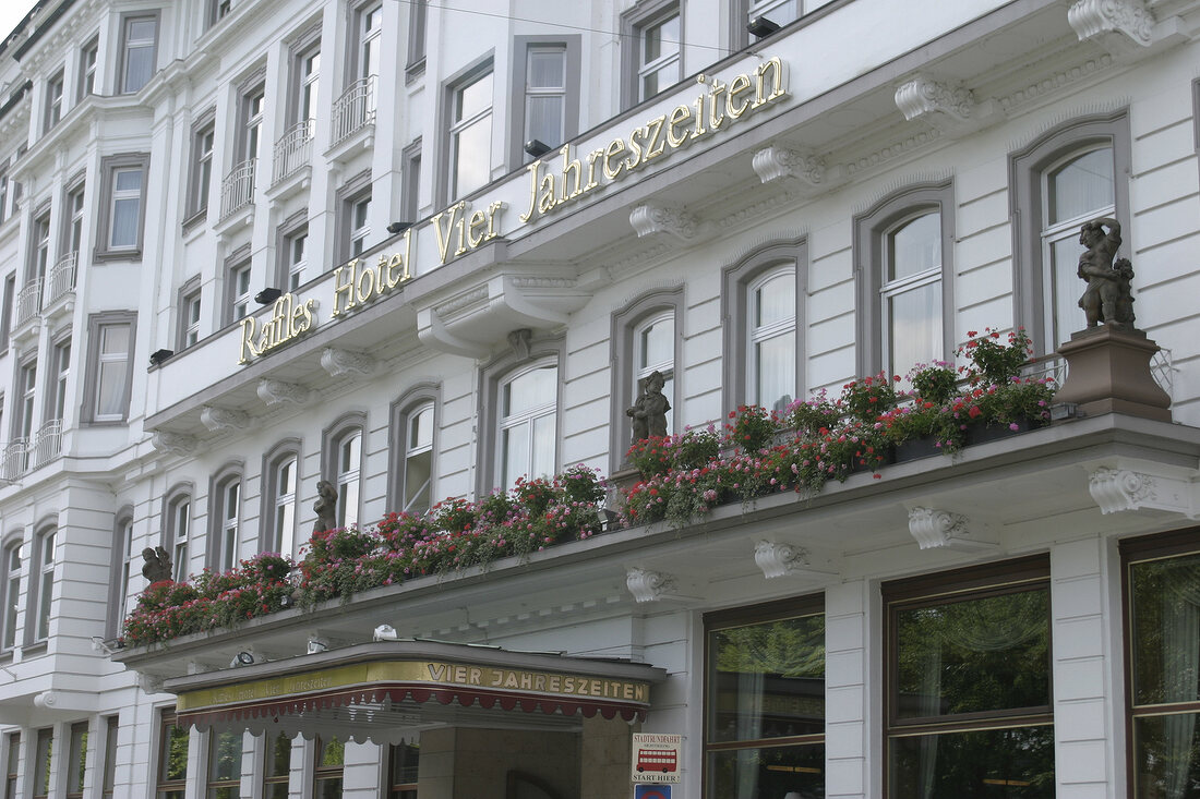 Raffles Vier Jahreszeiten-Hotel-Hamburg Gebaeudefassade Gebäudefassade