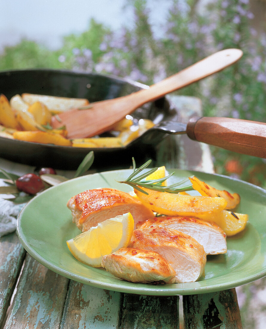 Scharfes Hähnchen mit Kartoffeln und Rosmarin