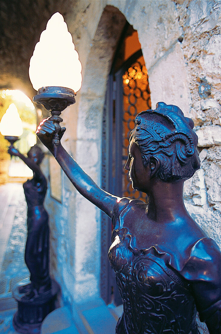 Frauenbüsten als Leuchtfiguren i. Hotel "Château de la Chèvre d'Or"Eze
