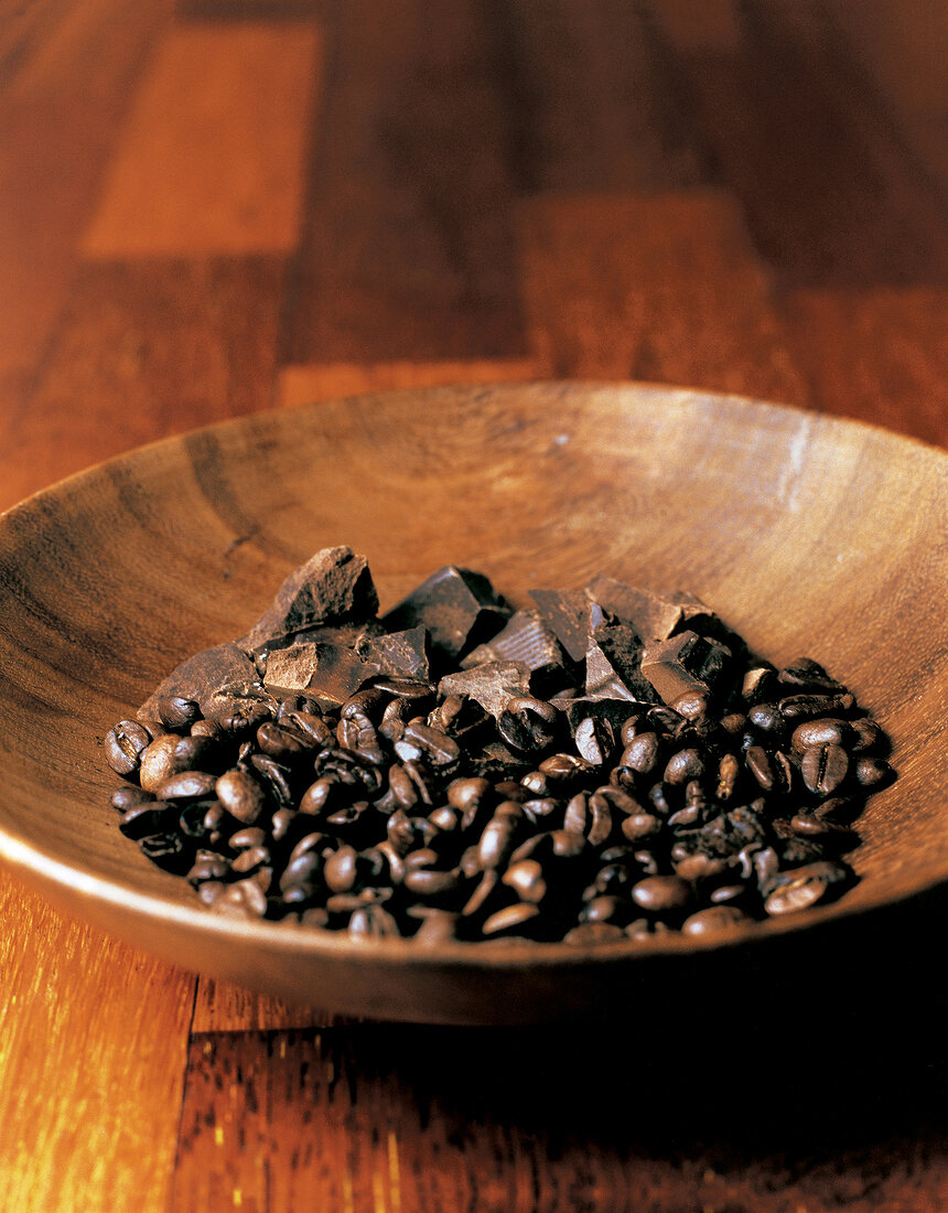 Kaffeebohnen, Kakao in einer Holzschale