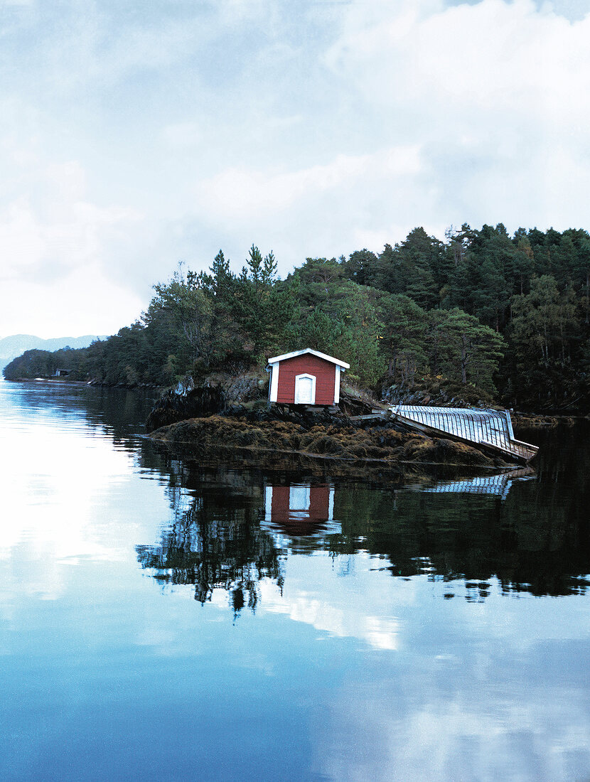 traditionelles Badehaus in Norwegen, Fjord