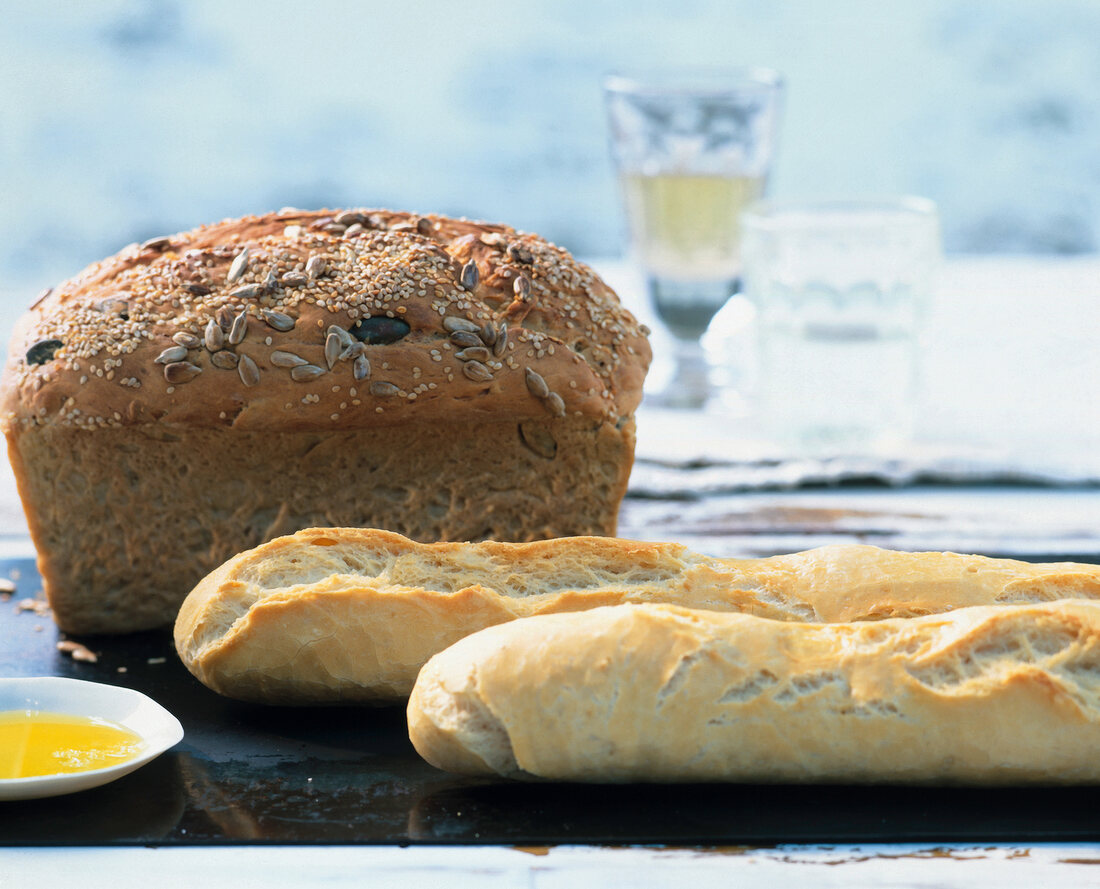 Mehrkernbrot, zwei französische Baguettes