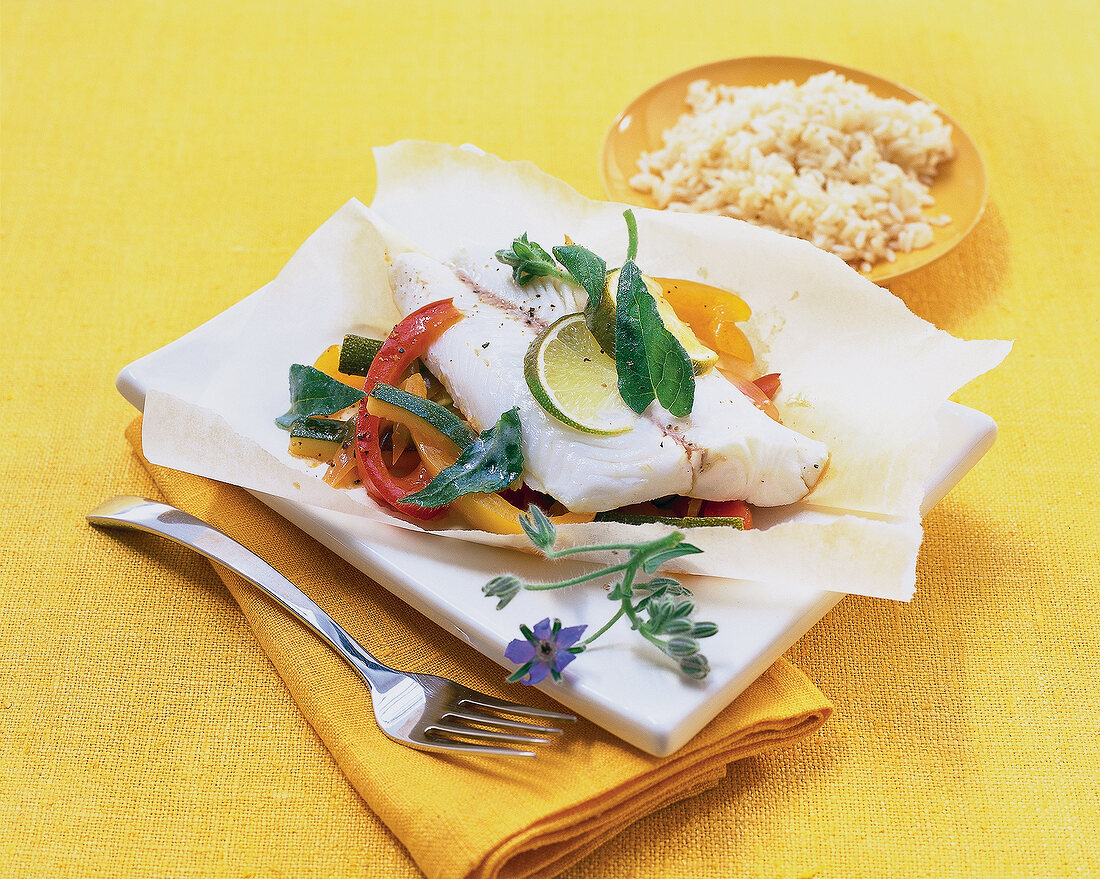 Borretsch-Fisch auf Paprika und Zucchini mit Basmati-Reis