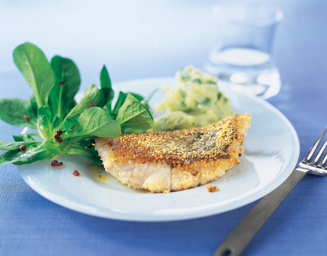 Fischfilet mit Sesam paniert und Kartoffelpüree