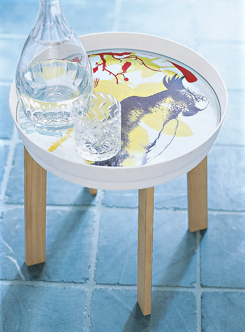Glas +Flasche auf rundem Tablett Tisch mit Papageienmotiv
