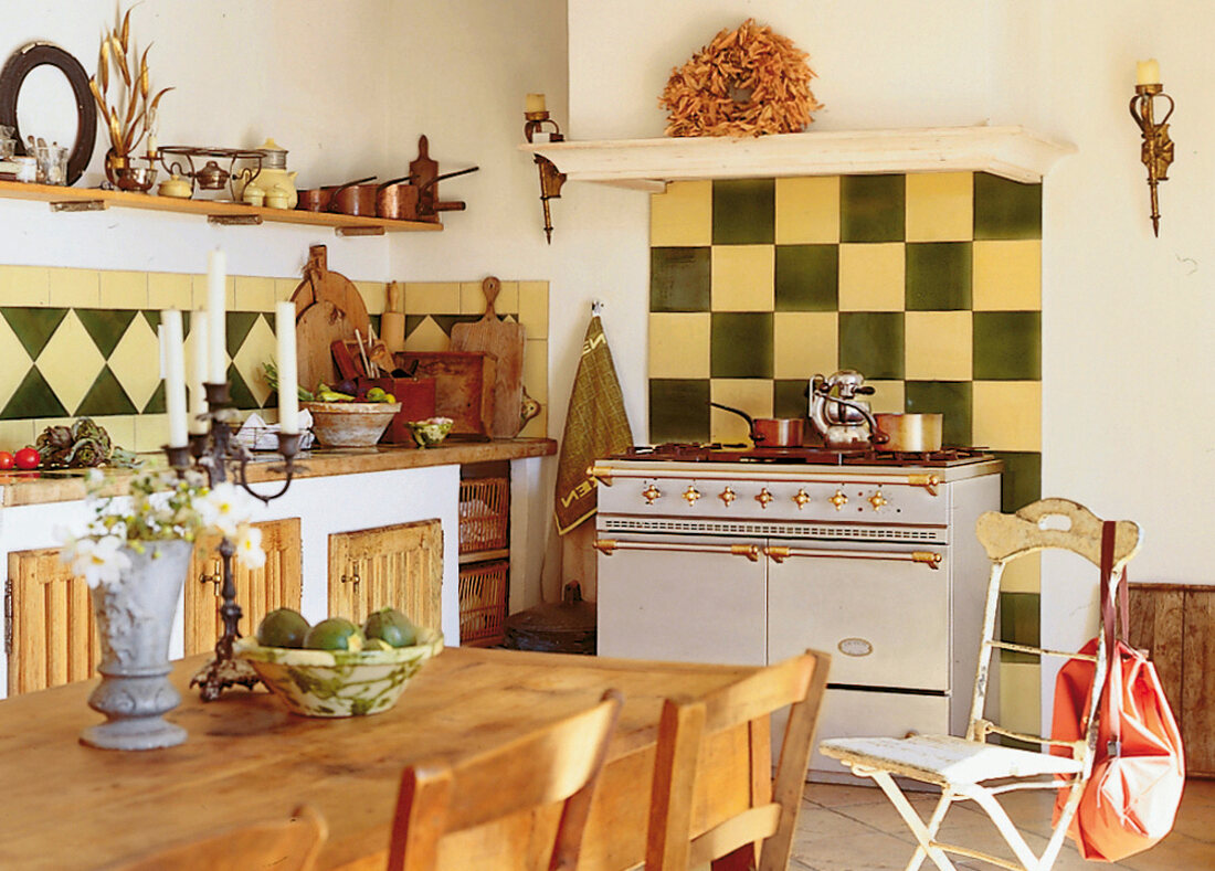 Eine Landhausküche mit grünen und gelben Kacheln