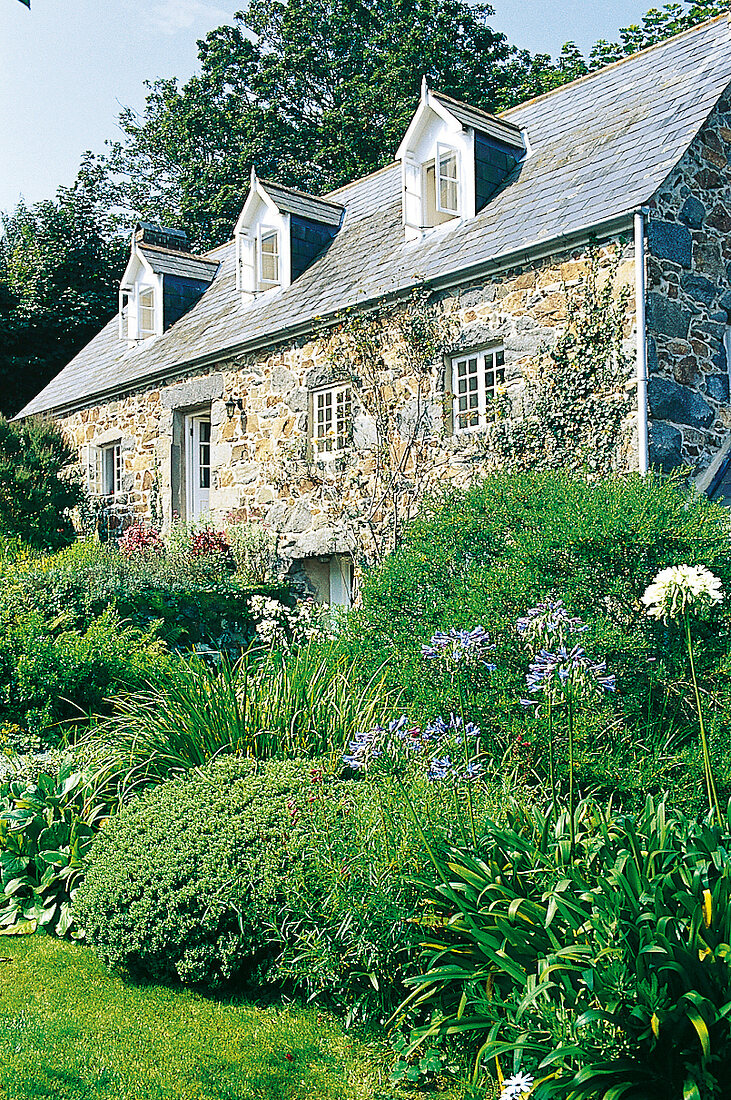 Der Garten des Hotels Mille Fleurs auf Guernsey, England