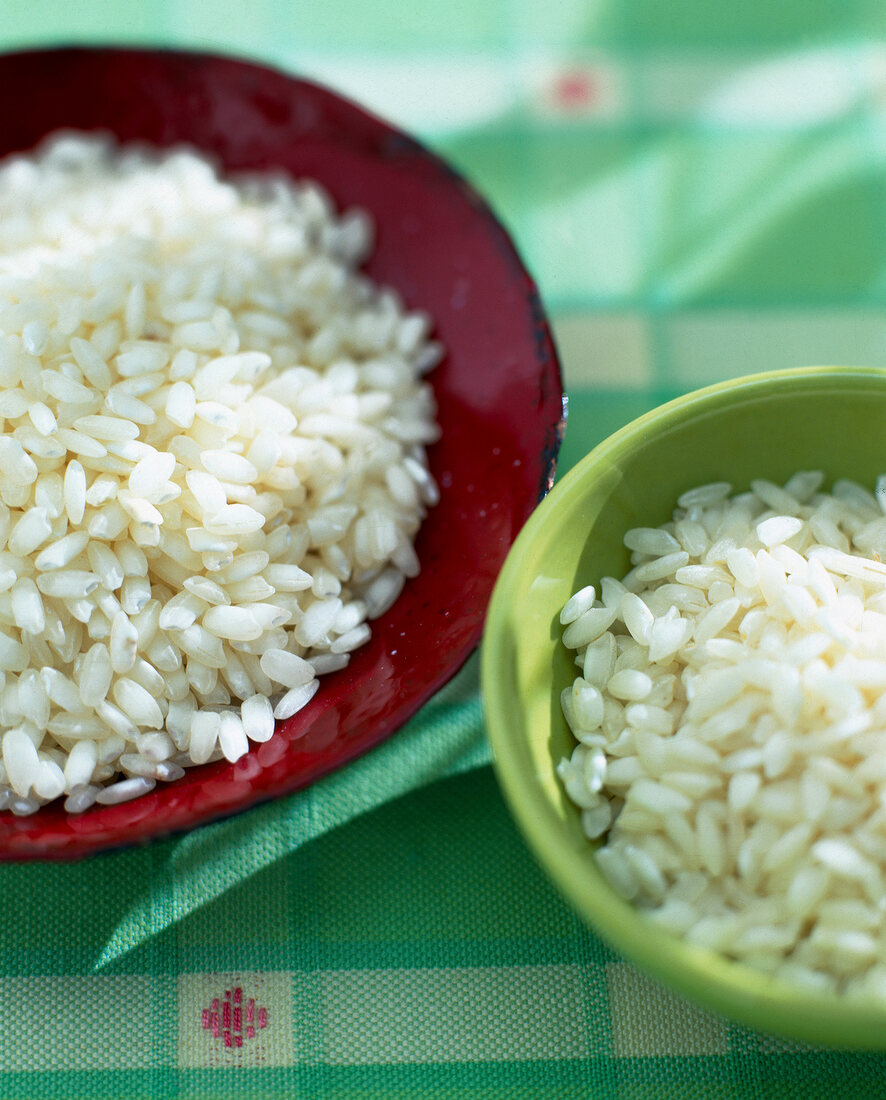 Zwei Schalen mit Risotto-Reis 