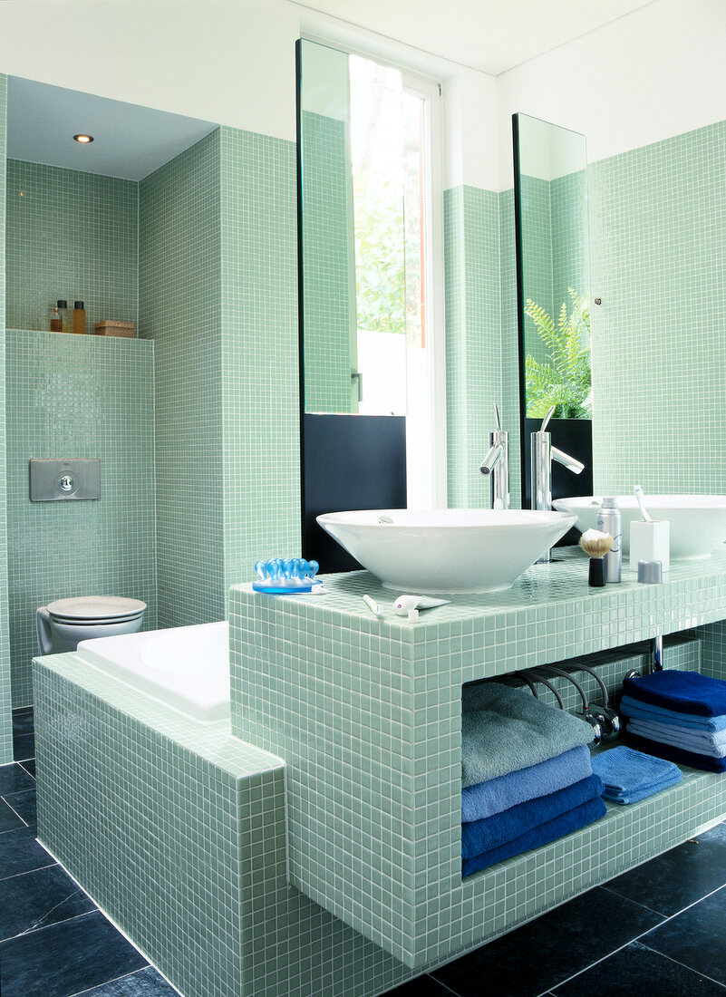 Badezimmer mit grünen Glasmosaiken verkleidet