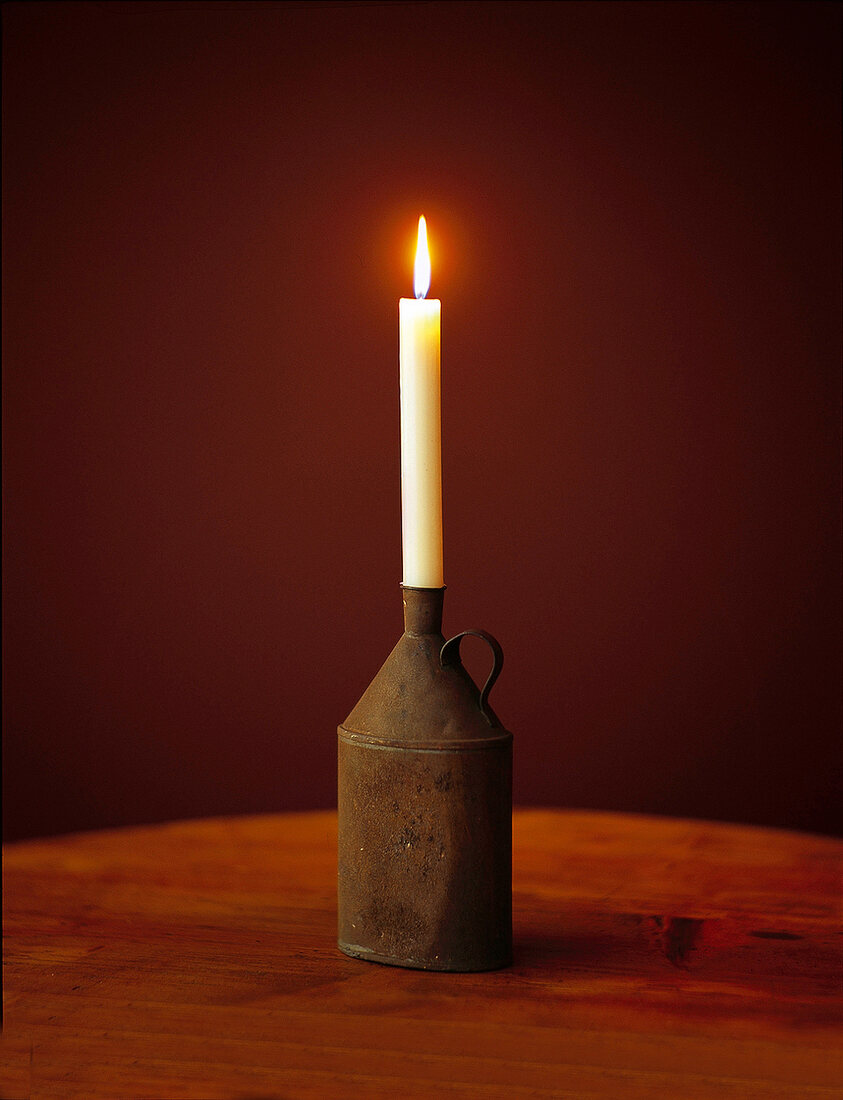 Brennende Kerze in einer alten rostigen Ölflasche, Still, Deko