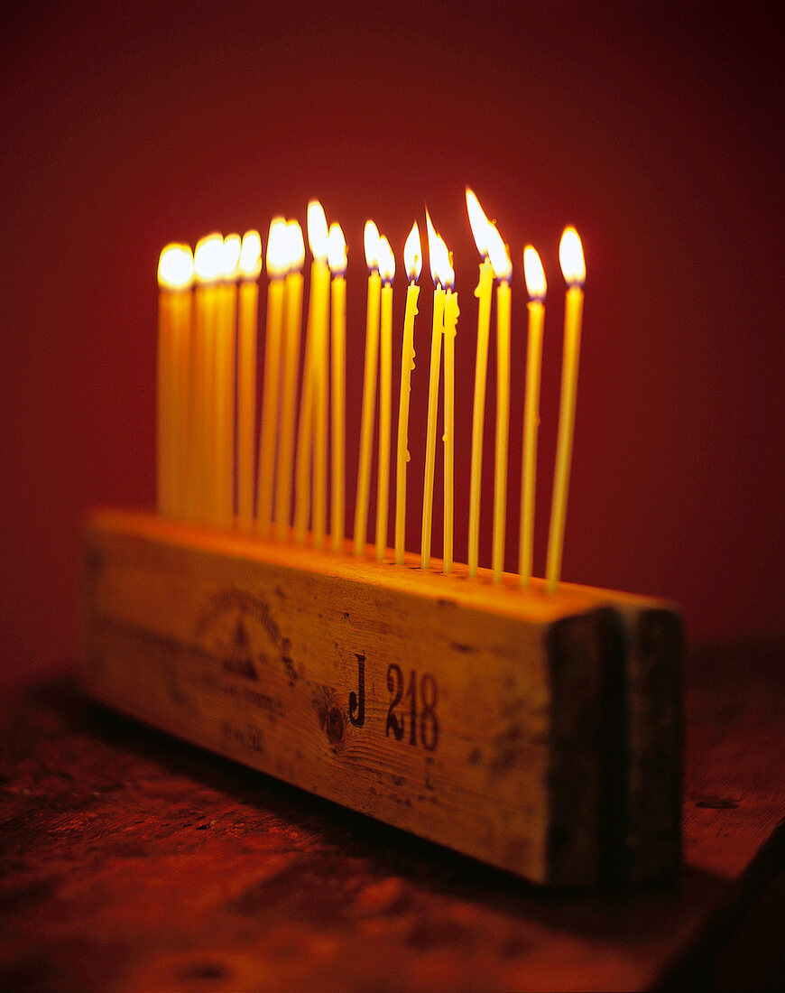 Brennende Kerzen in einer antiken Zigarrenpresse, Still, Deko