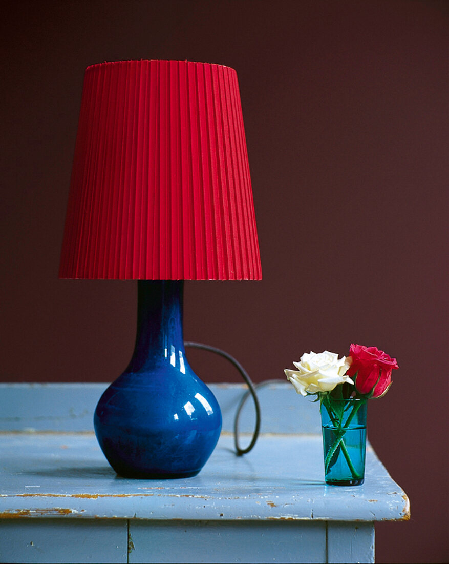 Lampe, Leuchte, aus blauer Vase mit rotem Plisseeschrim, Still