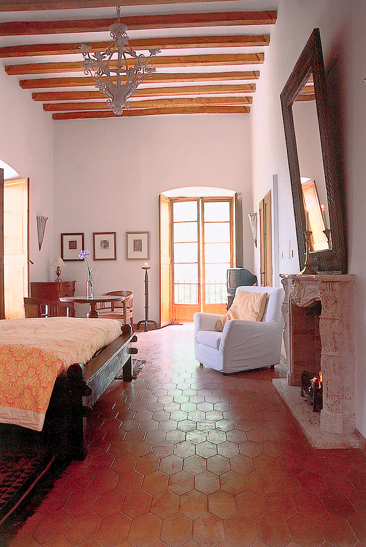 Schlafzimmer mit antiken Möbeln, Mamor-Kamin,  Hotel "Son bleda"