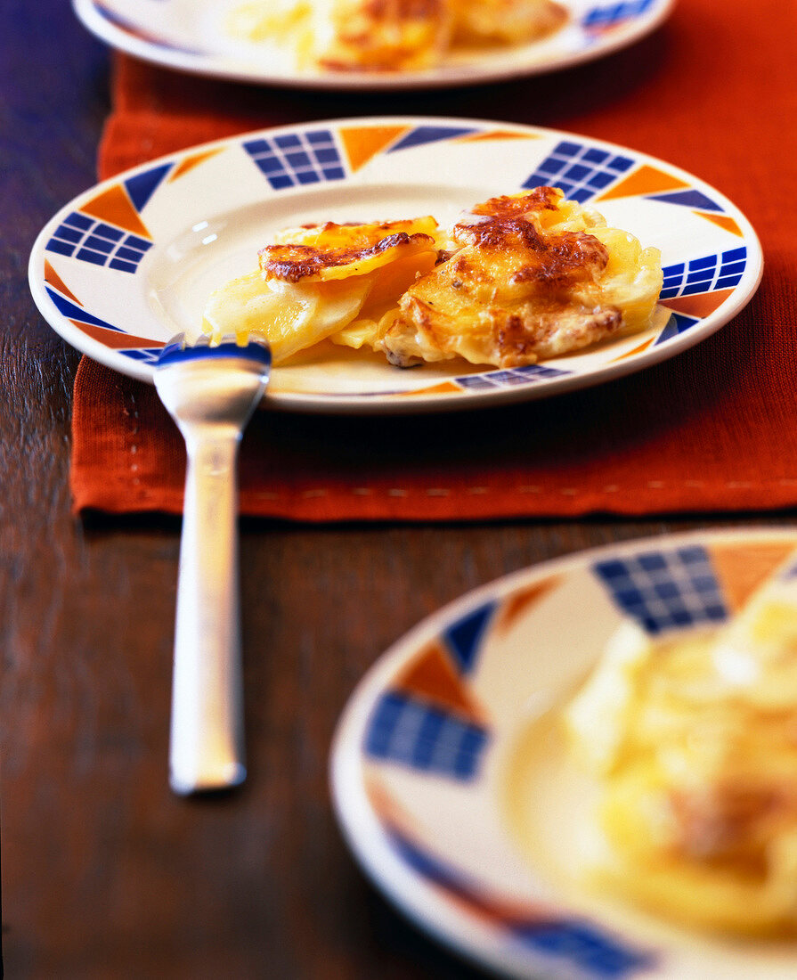 Kartoffelgratin auf einem Teller angerichtet