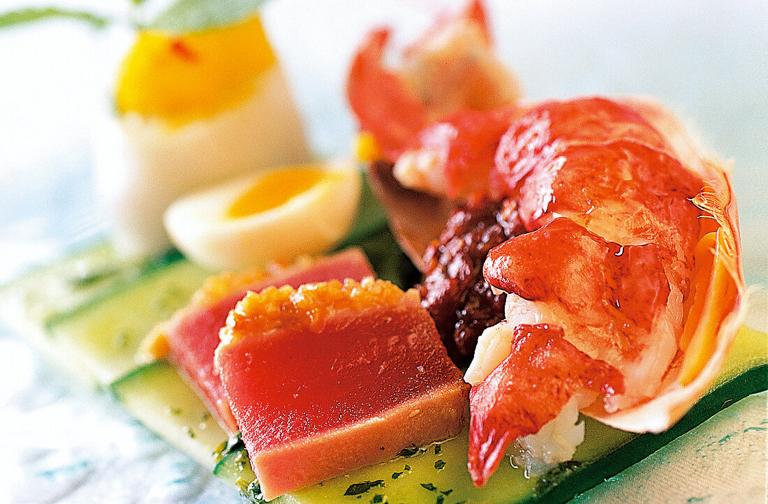 Hummer-Thunfisch-Salat mit Glücksrolle