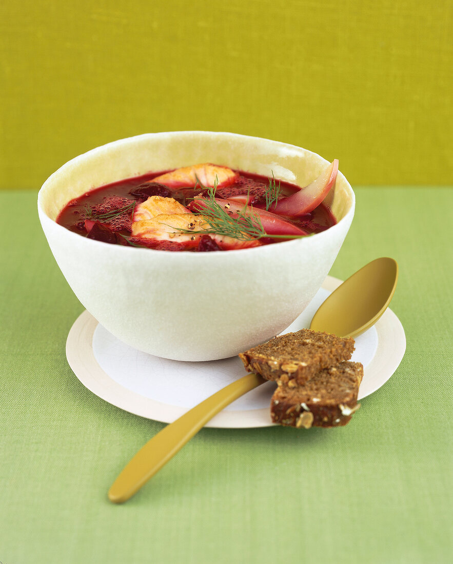 Rote-Beete-Suppe mit Lachs 