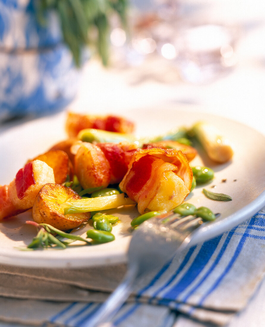 Ziegenkäse-Crottins im Speckmantel mit Kartoffeln