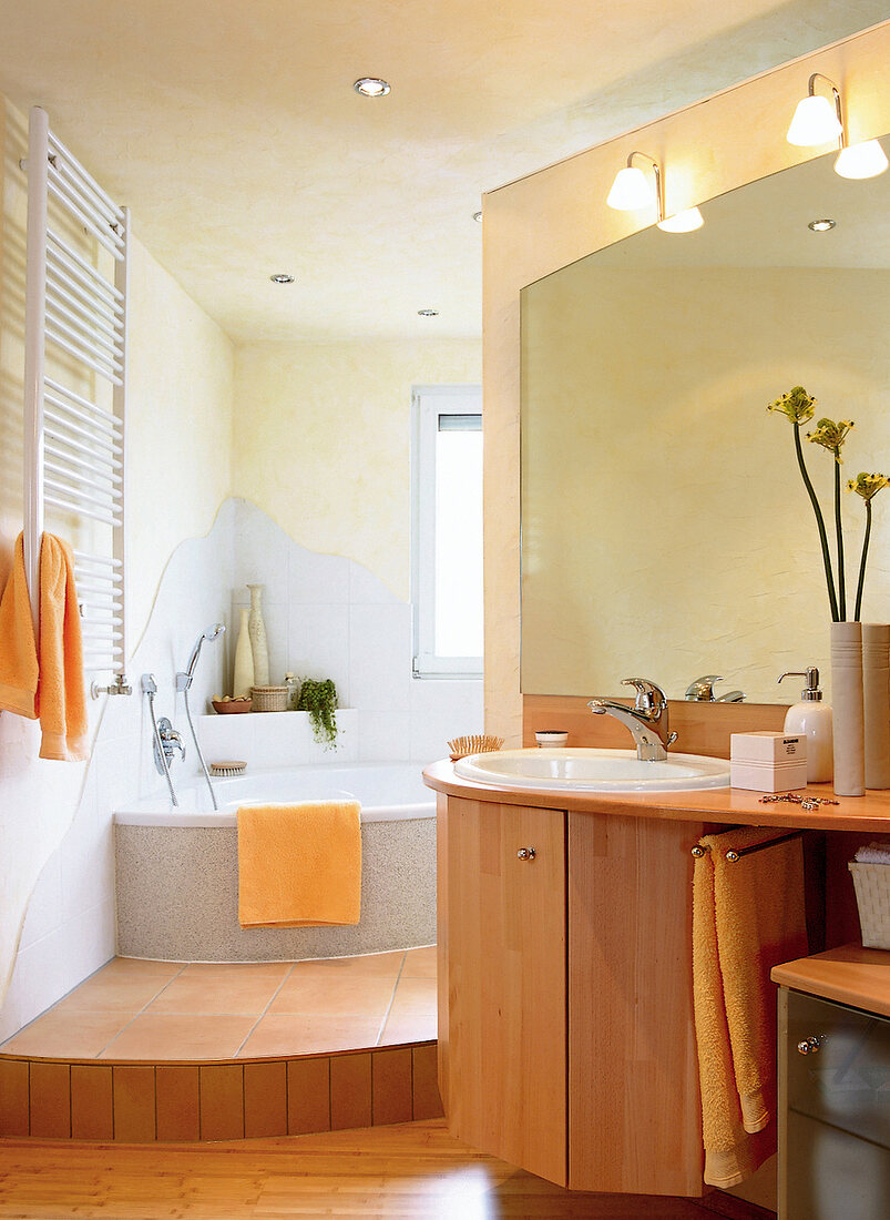 Bad, Waschtisch aus massivem Holz, Spiegel, blick auf die Badewanne