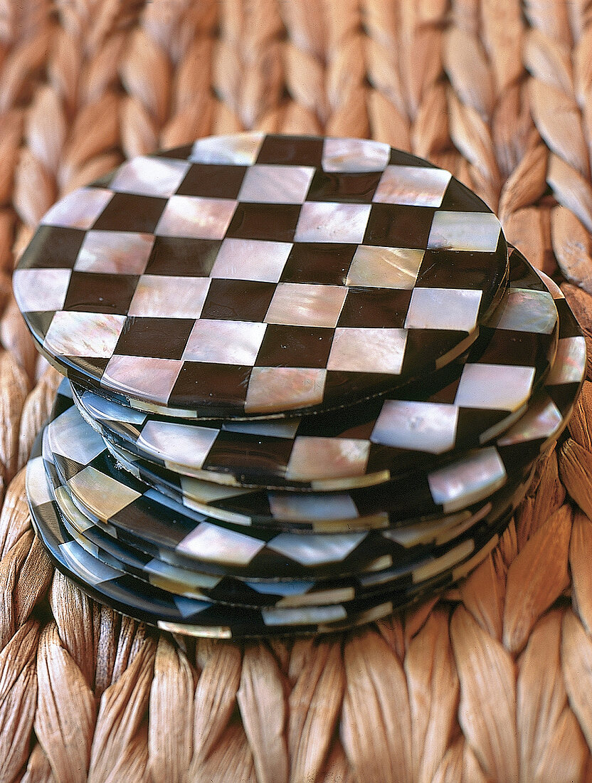 Untersetzer im Schachbrettmuster aus Perlmutt-Intarsien, close-up