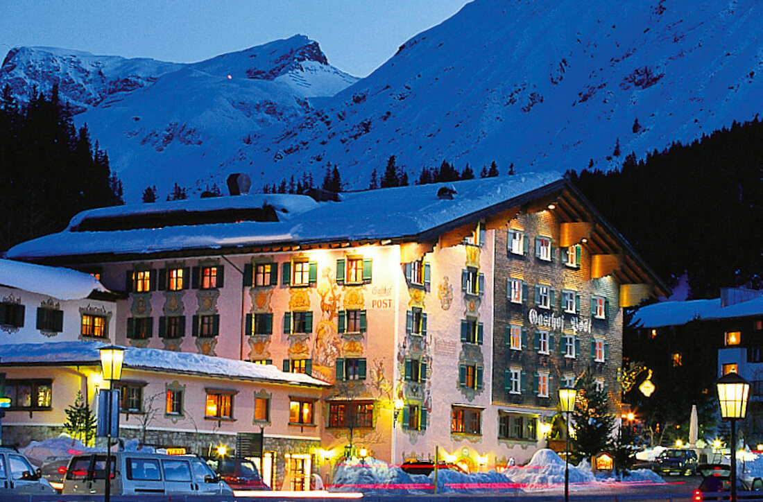 Abenddaemerung beim Hotel Die Post Arlberg