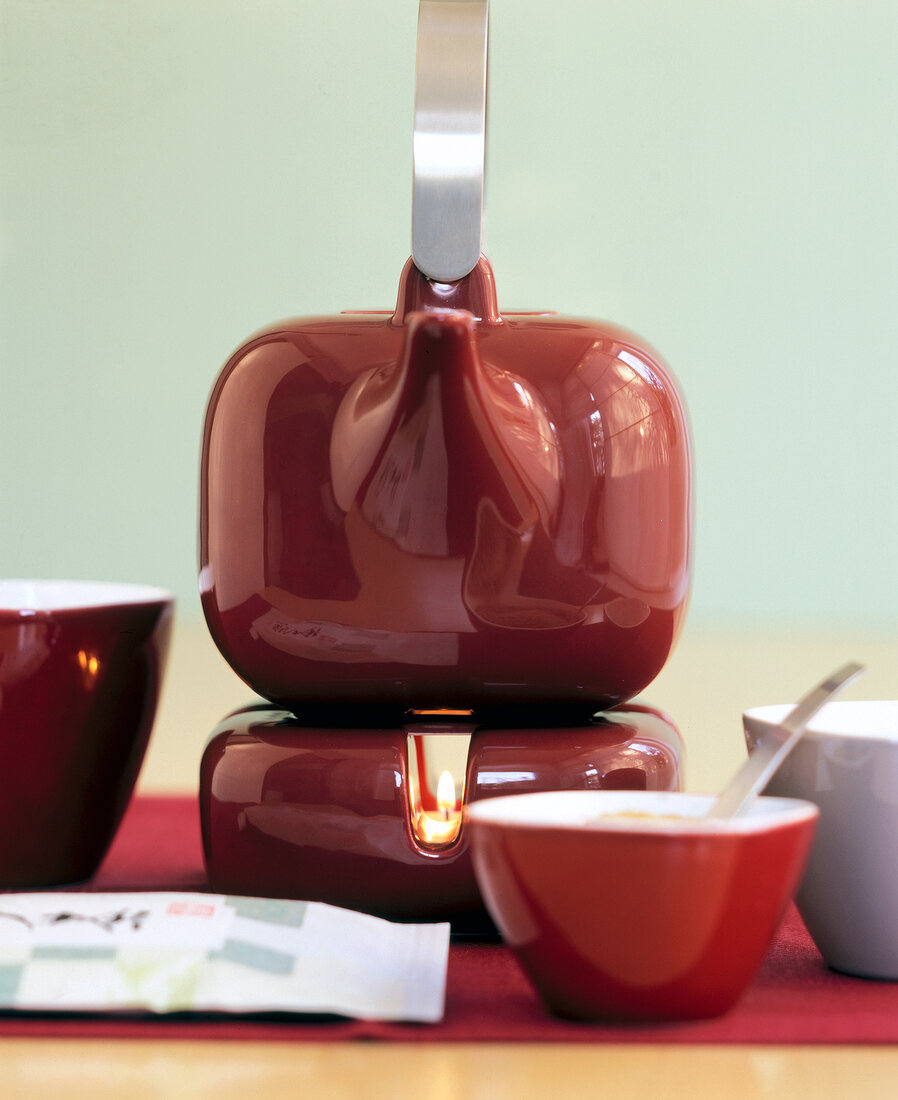Teekanne mit Stövchen aus Keramik. 