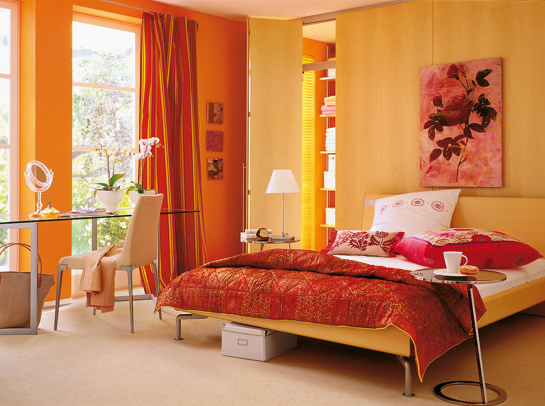 Schlafzimmer, in orange, gelb, rot gehalten