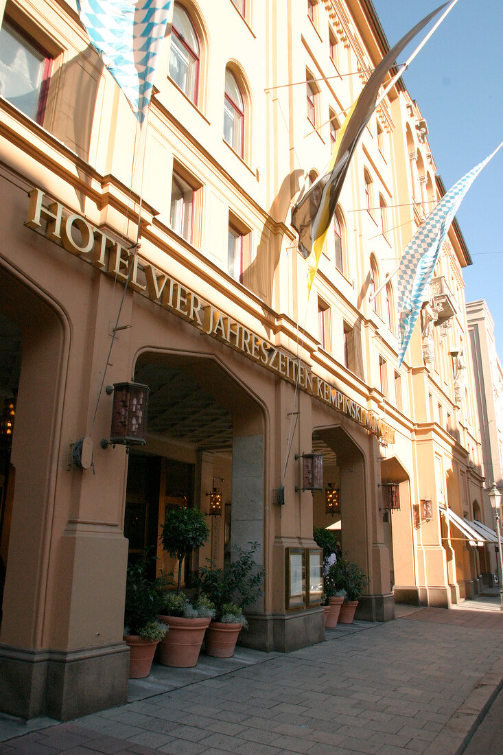 Kempinski Vier Jahreszeiten Hotel mit Restaurant in München Muenchen Bayern