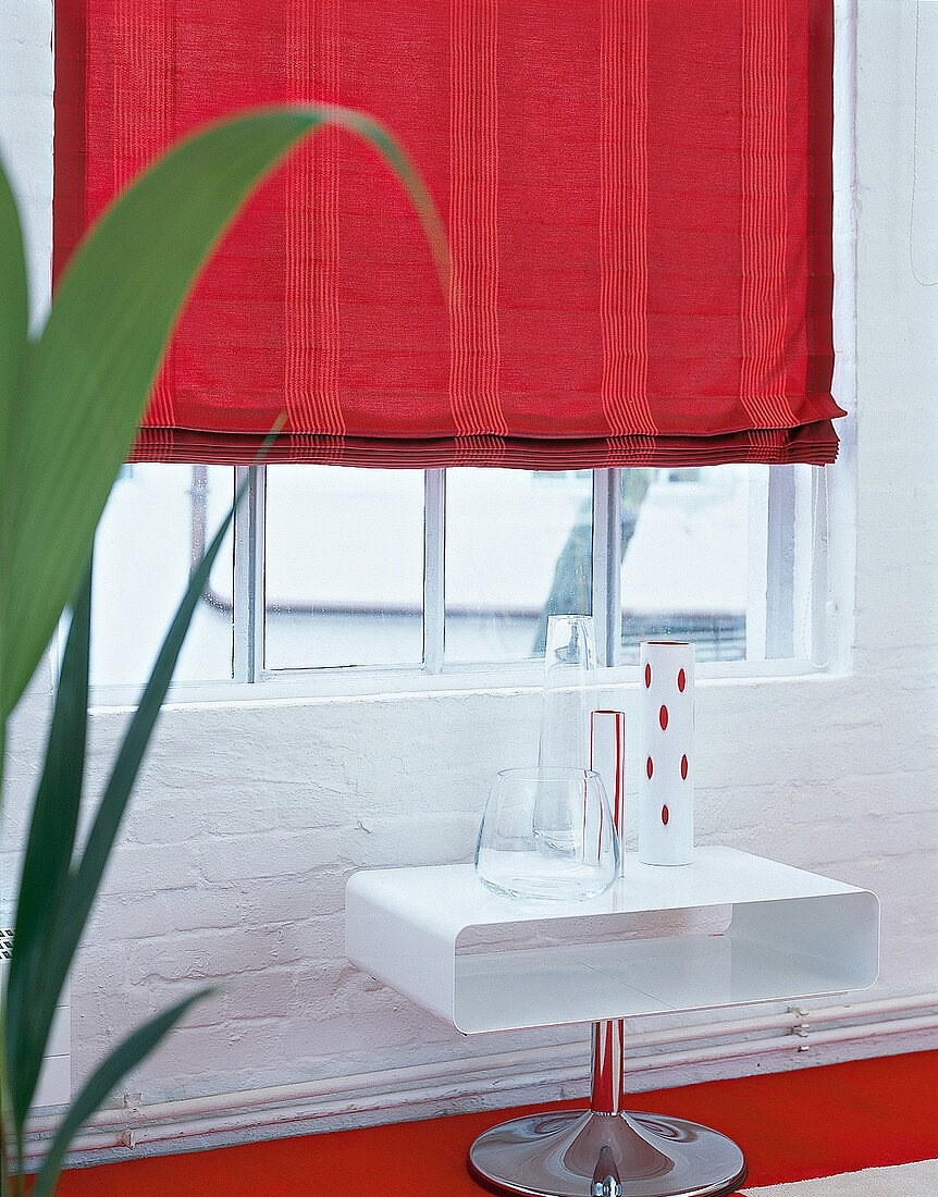 Raffrollo aus Baumwolle in rot vor Fenster, Beistelltisch, Vasen