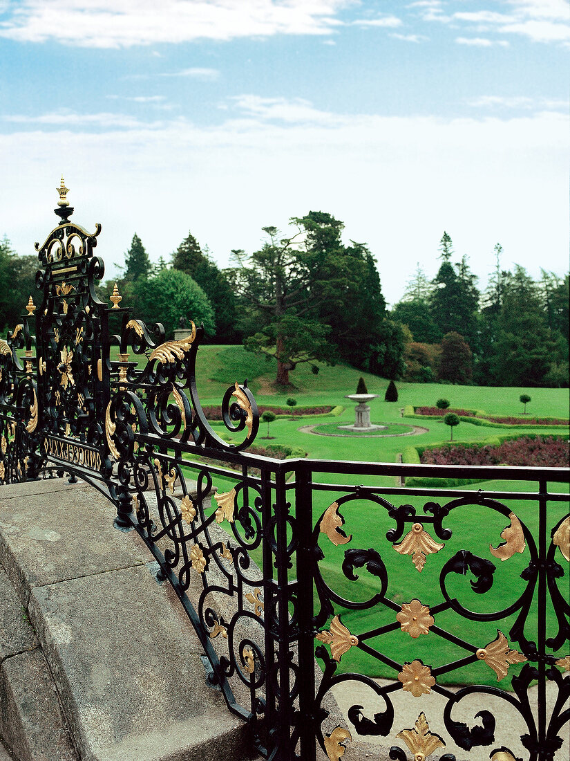 Irland, Landschaft,, alte Brücke, verfallenes Cottage in Wicklow