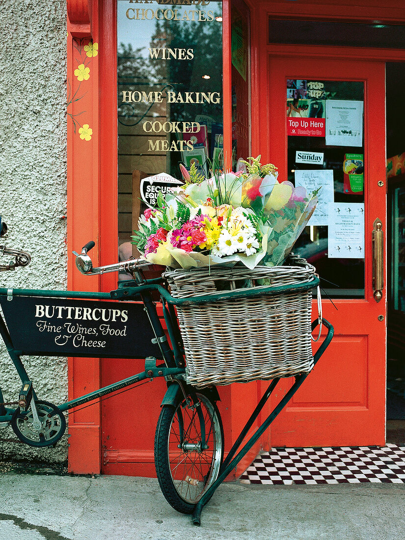 Irland, Tante-Emma-Laden im Ort Enniskerry, Fahrrad mit Blumenkorb
