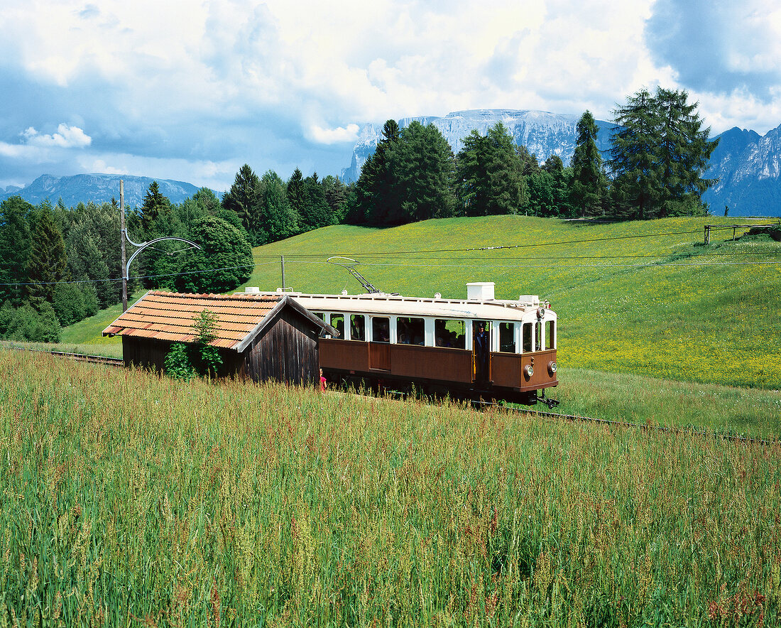alte Bahn, Bummelbahn in Rittner Hochebene, Zug, Alpen, in Südtirol