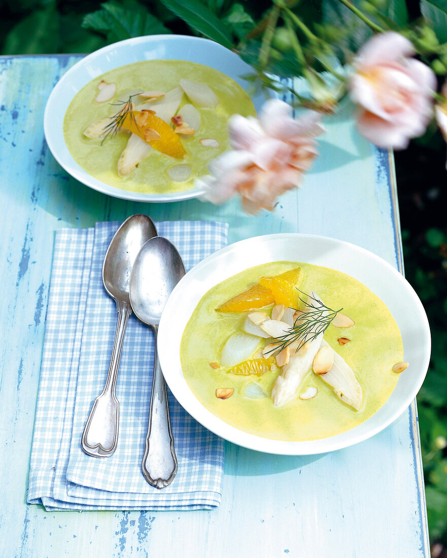 Grüne Spargelcremesuppe mit Orangenfilets, außen