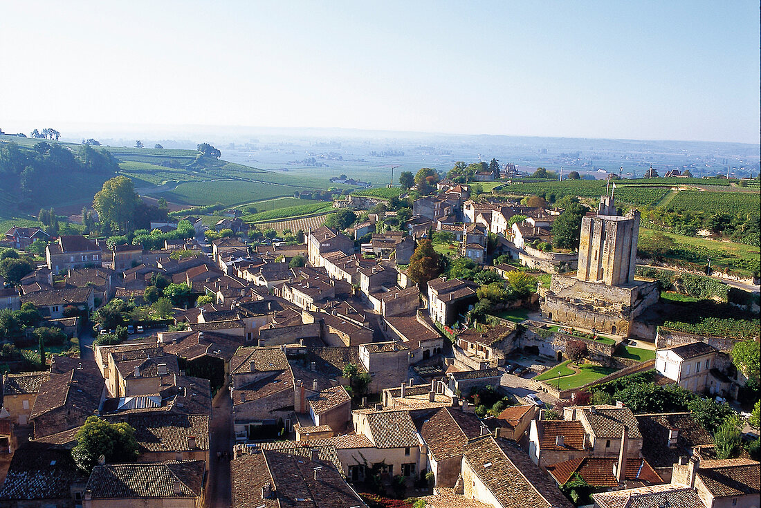 Hausdächer von Saint-Émilion, mittelalterliche Stadt in Frankreich