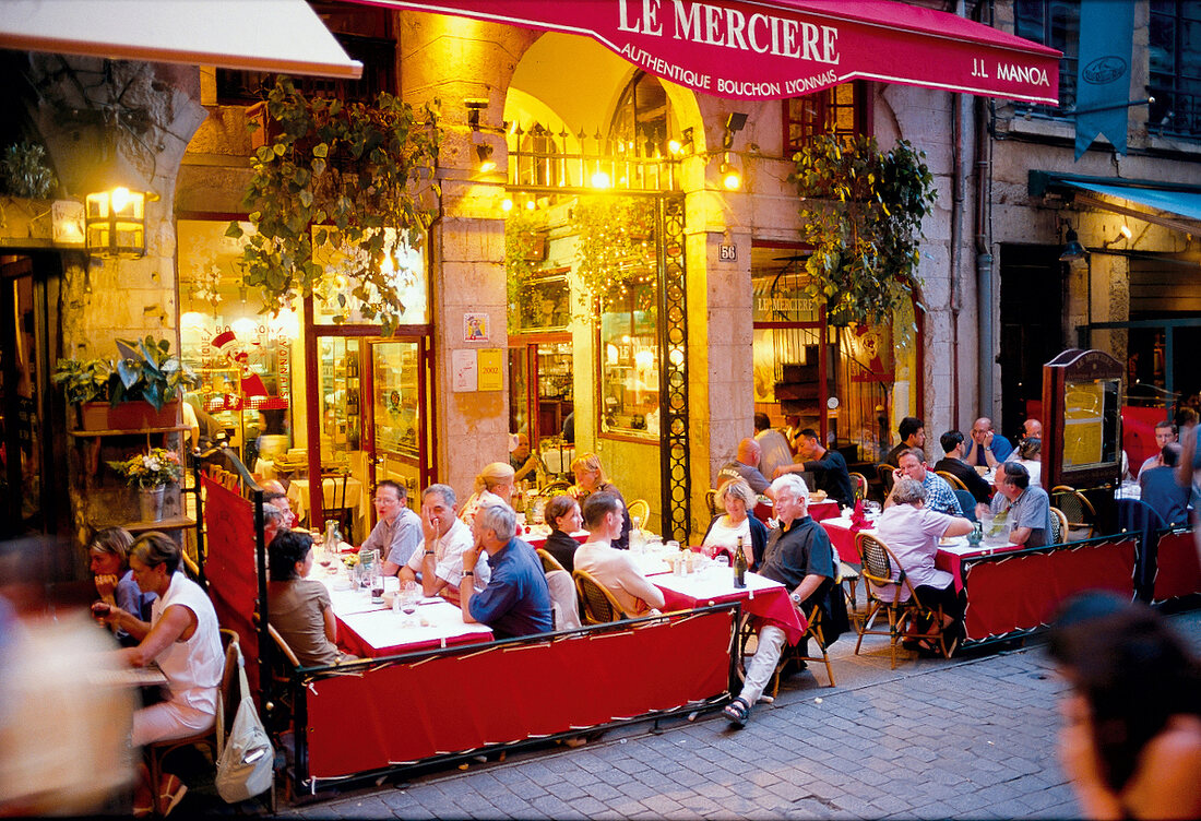 Bouchon, Weinkneipe in Lyon, außen Le Merciére, sommerlich, Gäste