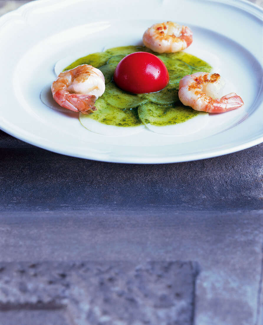 Carpaccio von Kohlrabi mit Scampi in Bärlauch Vinaigrette + Tomate