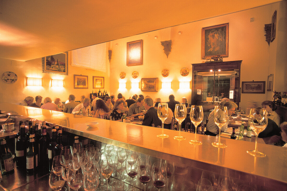 Florenz, Italien, Weinbar, innen, Gäste im Enoteca Antinori, Theke