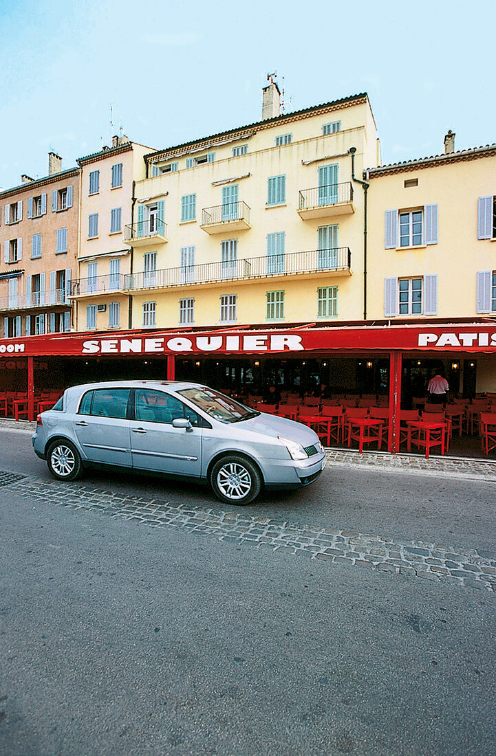 Renault "Vel satis" vor dem In-Treff "Café Sénéquier" in St.-Tropez