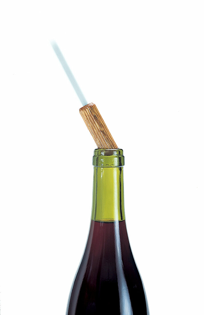 Flasche Wein mit Weindübel, Studio, Freisteller