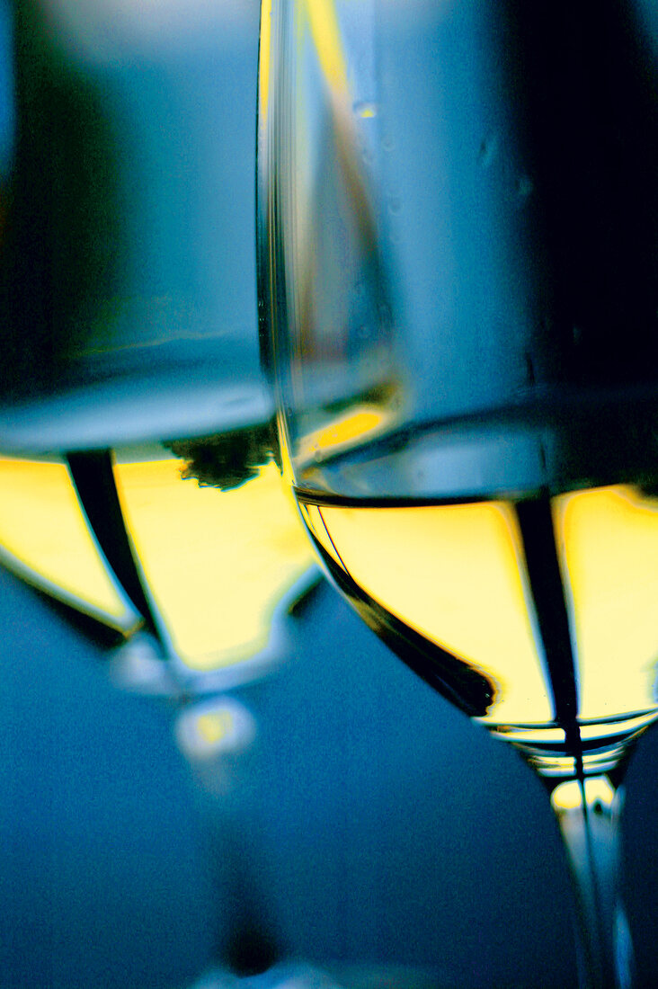 Weingläser mit Weißwein, close-up, Still, Detail