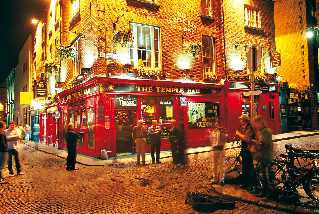 Pub Temple Bar im gleichnamigen Viertel in Dublin, abends, nachts