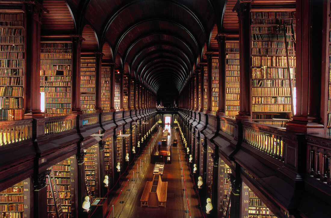 Blick in den Long Room der Old Library des Trinity College