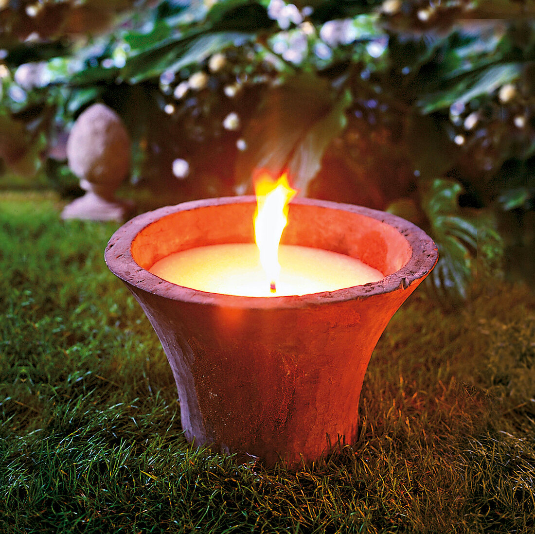 Wachsleuchte aus Holz im Garten für Gartenfest, Sommer