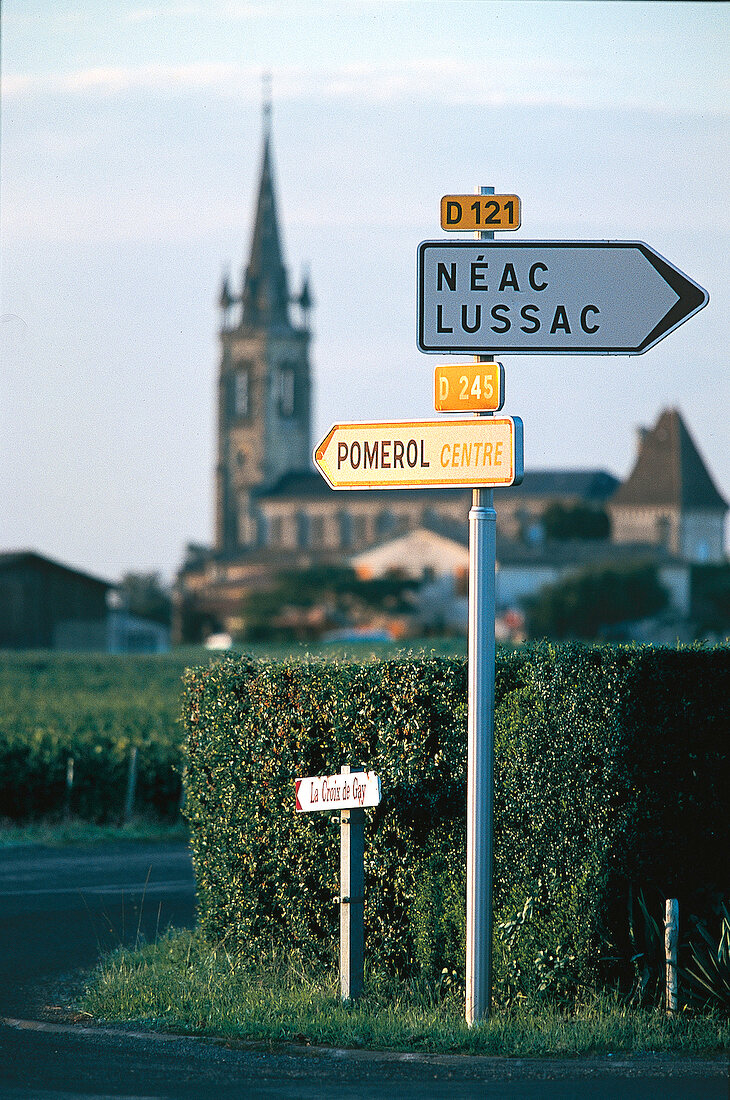 Dorf Pomerol, im Bordelais, Kirche, Straßenschilder, Weinregion