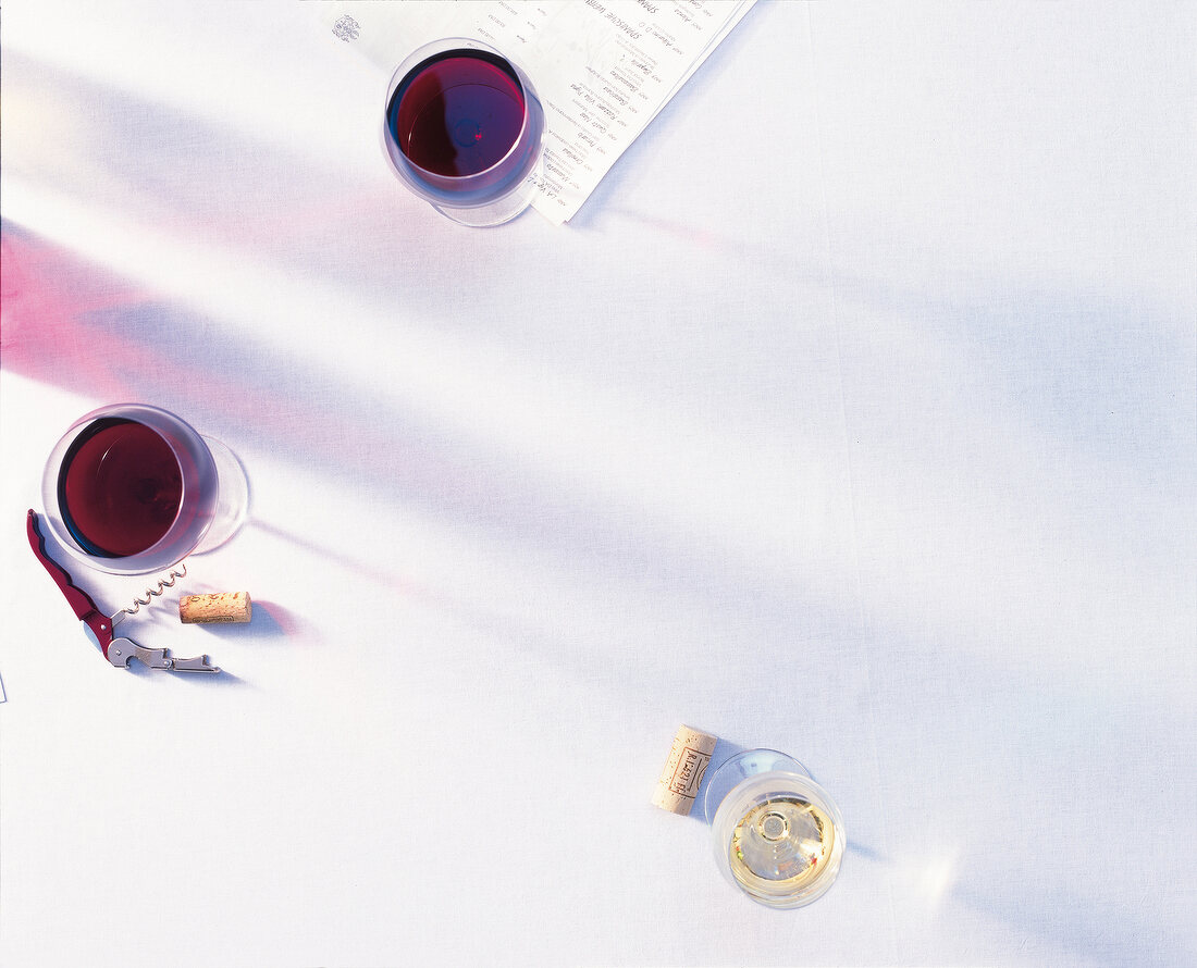 Gefüllte Weingläser mit Rotwein aus Vogelperspektive