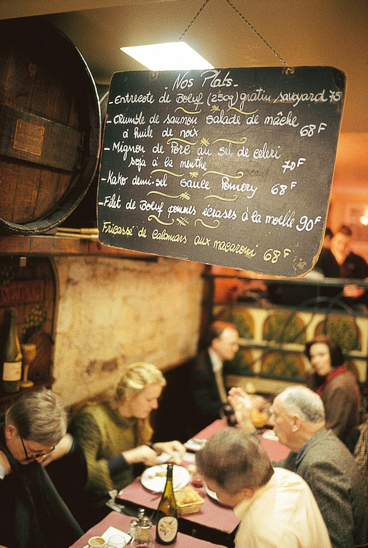 Pariser Weinbar Aux Bons Crus, innen, Gäste