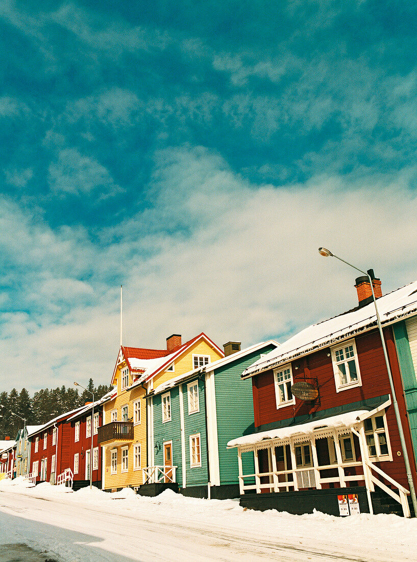 Lappland, Kleinstadt Vilhelmina, bunte, farbige Holzhäuser, Winter
