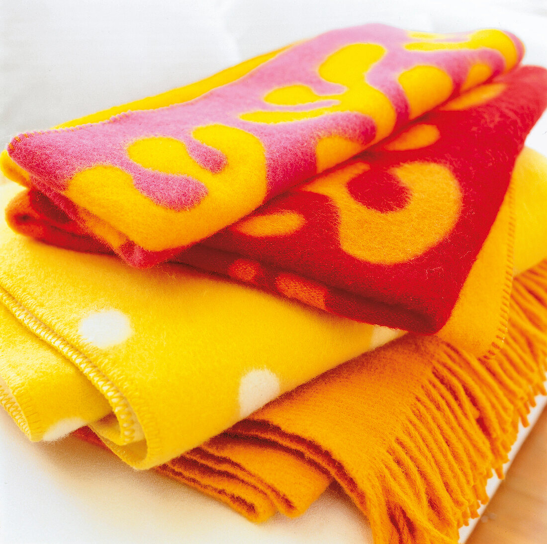 Gemusterte Decken in fröhlichen Farben, bunt, close-up