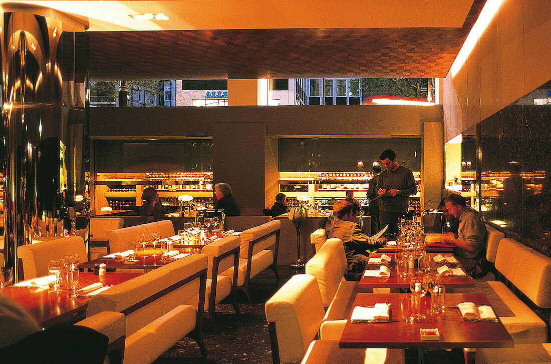 Weinbar in London, innen, Osteria di Isola, Restaurant, Gäste