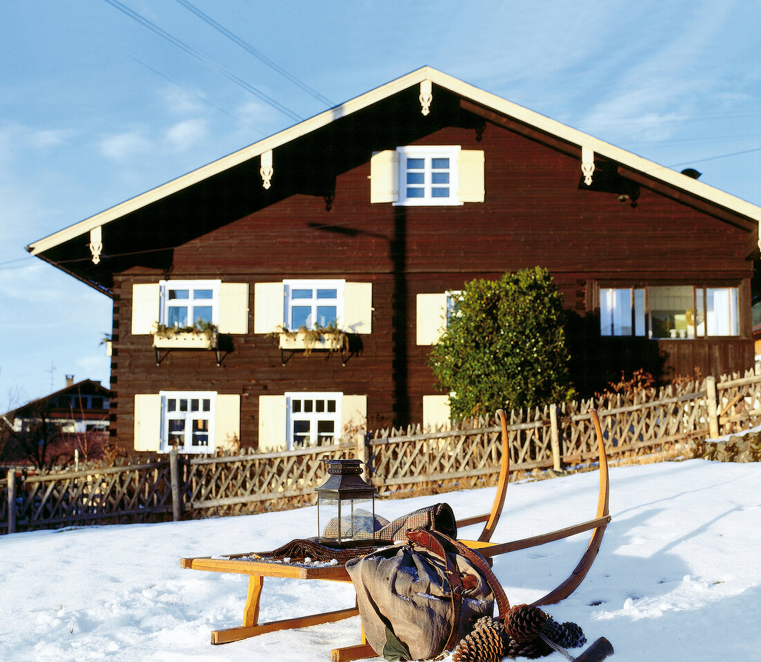 Bauernhaus  im Allgäu, Winter, Schlitten